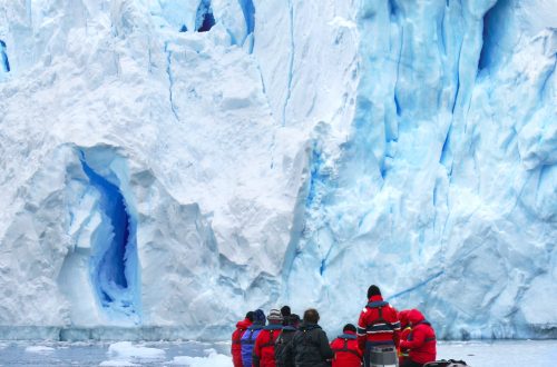 Zodiac Exkursion to Antarctic Glacier Scenery